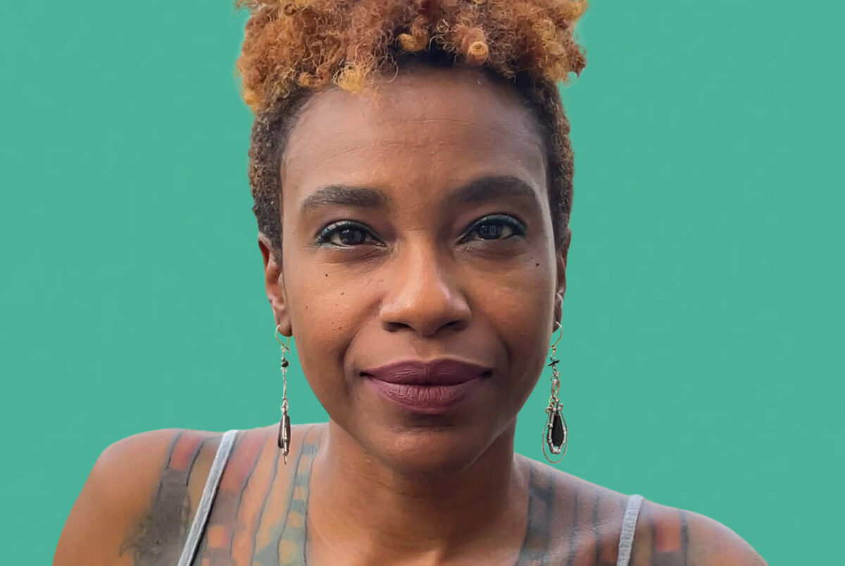 Headshot of Akilah Richards against a teal background